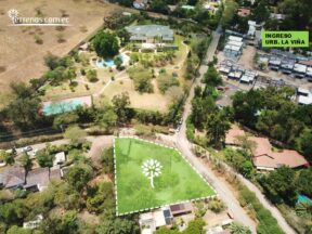 Terreno de venta en Tumbaco de 1.356 m2 dentro de la Urbanización La Viña