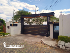 Terreno de venta de 970 m2 en urbanización sector la Viña Alta en Tumbaco