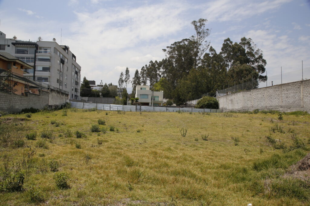 Vista adicional de terreno en venta en Monteserrin, Quito, Pichincha
