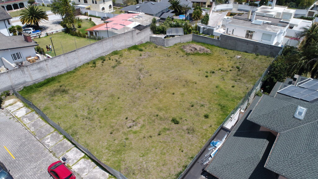 Vista adicional de terreno en venta en Monteserrin, Quito, Pichincha