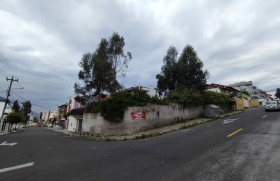 Terreno de venta esquinero de 450 m2 en Ponceano
