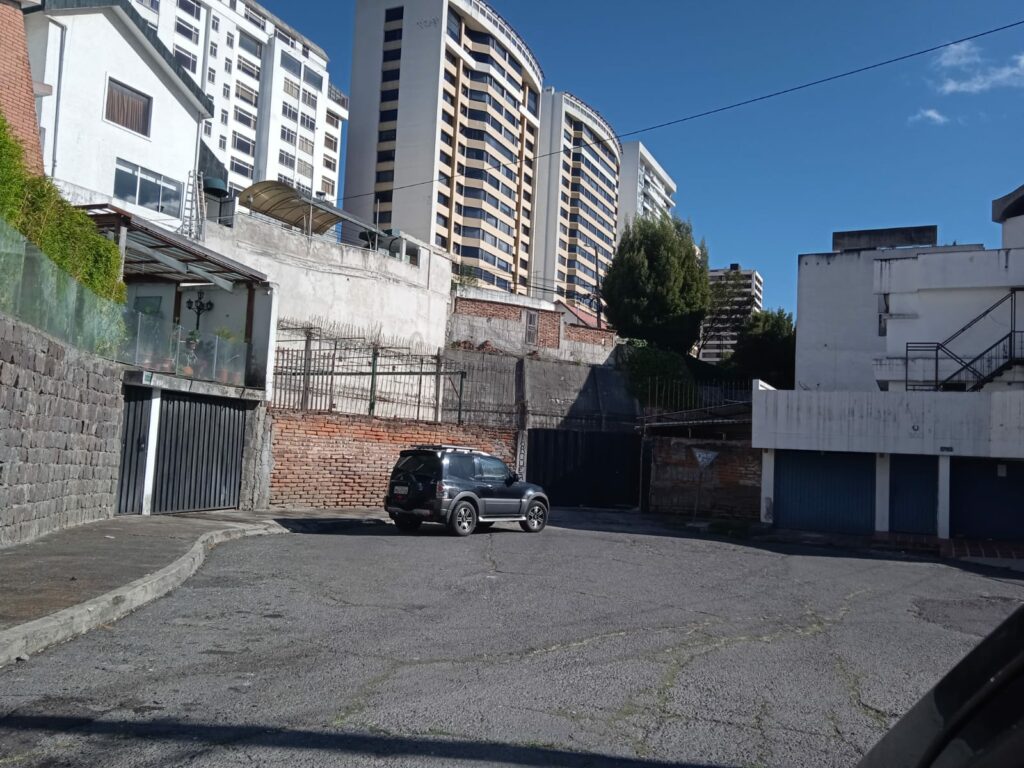 Vista adicional de terreno en venta en González Suárez, Quito, Pichincha