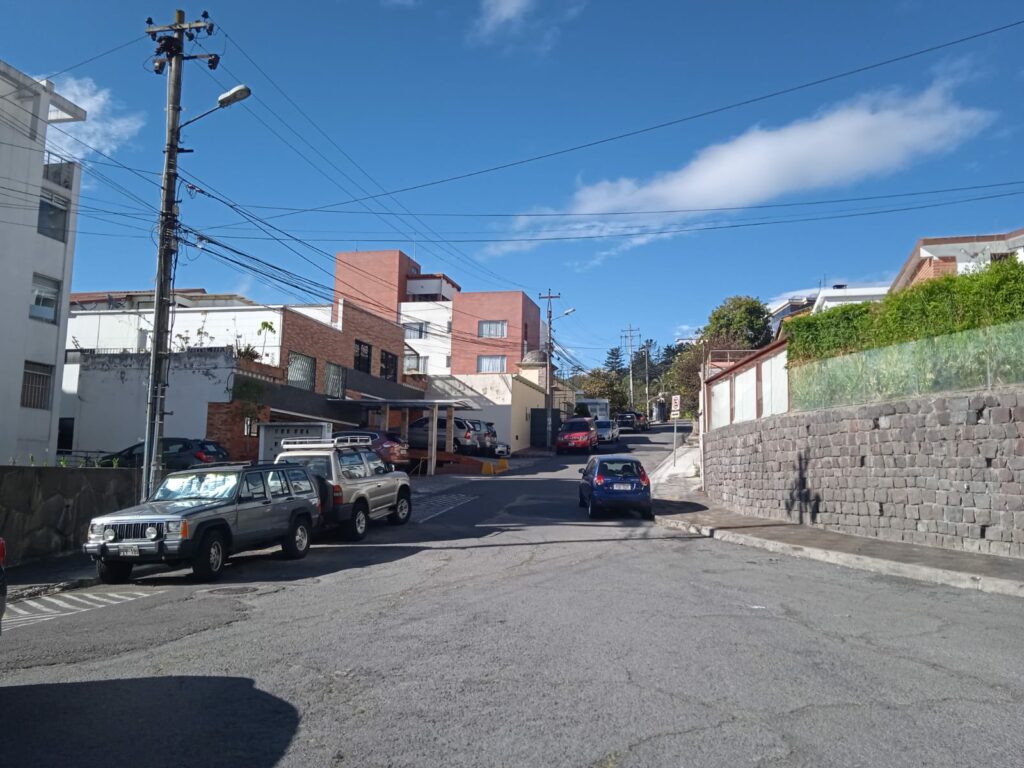 Vista adicional de terreno en venta en González Suárez, Quito, Pichincha