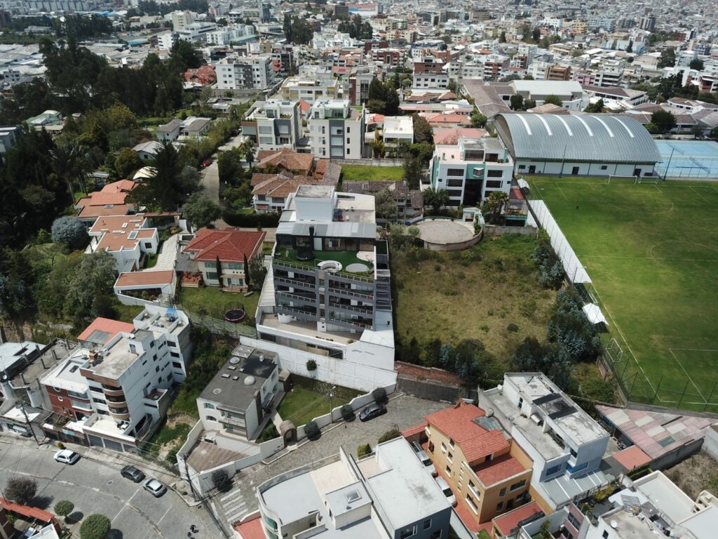Vista adicional de terreno en venta en Quito, Pichincha